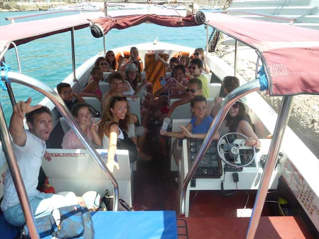 enfants en balade à bateau en colonie de vacances