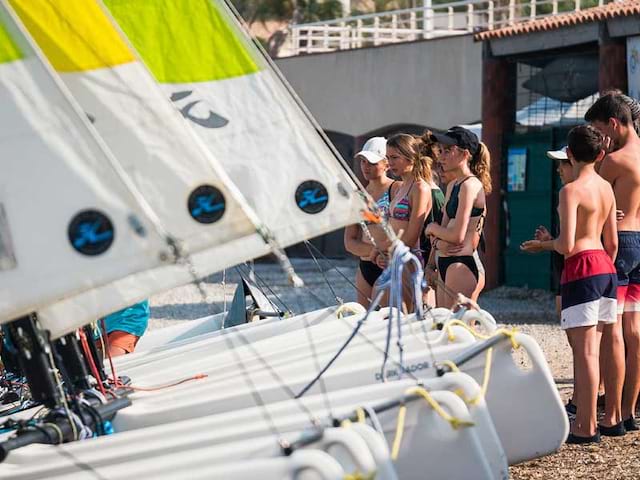 catamaran entreposés sur la plage en colonie de vacances à l'océan