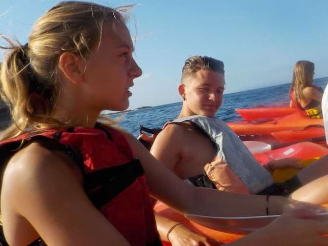 portrait de jeunes ados en colonie de vacances à l'océan cet été