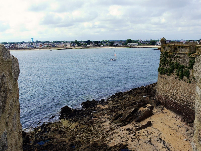 Vue sur la forteresse de Lorient, lors d'une colo de vacances en itinérance durant l'été
