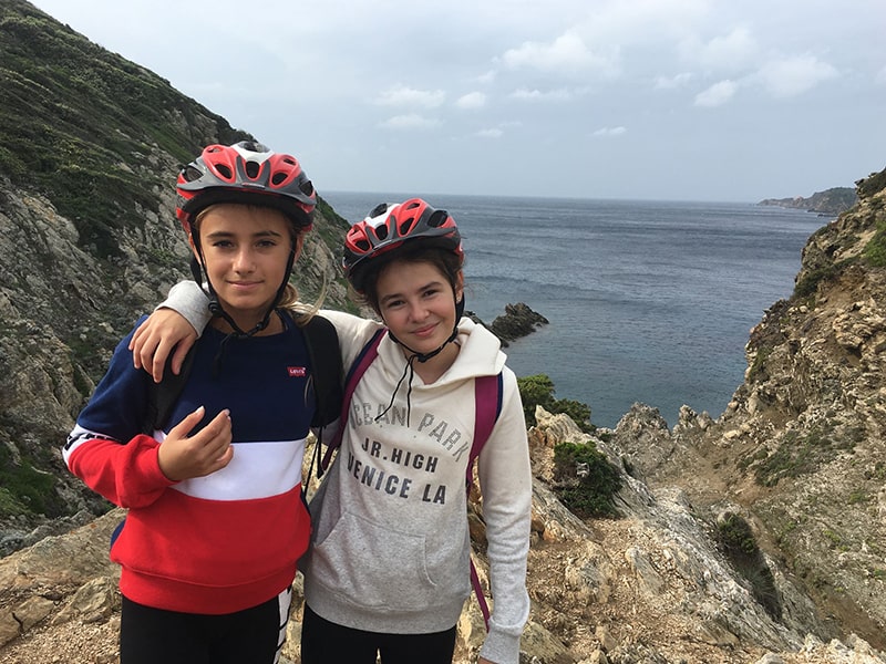 Jeunes filles en Bretagne qui pratiquent le VTT lors de leur colonie de vacances en itinérance