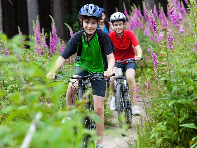 Deux jeunes en colo estivale En Terre Bretonne qui pratiquent le VTT