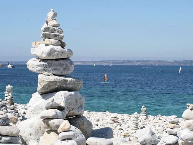 Vue sur un cairn fabriqué en colo de vacances durant l'été en Bretagne