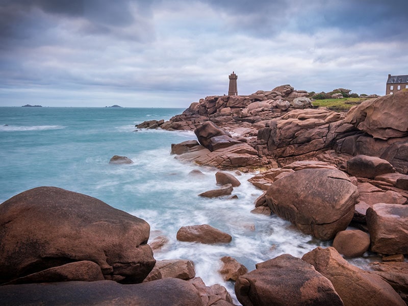 Paysage breton avec ses rochers, observé lors d'une colonie de vacances en itinérance bretonne