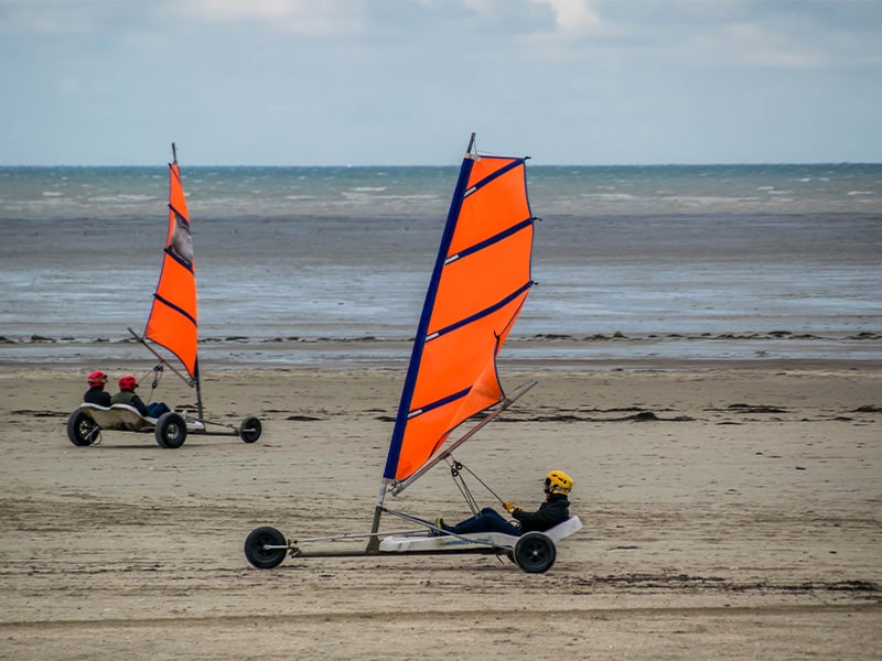 Char à voile sur la plage, pratiqué par les jeunes en colo de vacances en Bretagne