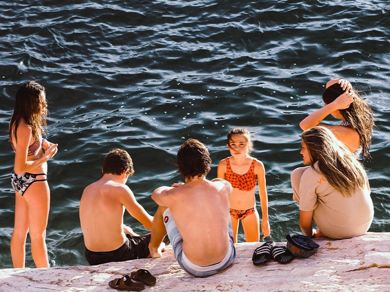 Vue sur un groupe de jeunes qui se baignent durant leur colo de vacances en France