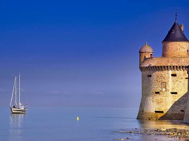 Vue sur un paysage typique de Bretagne observé lors d'une colo itinérante en France durant l'été