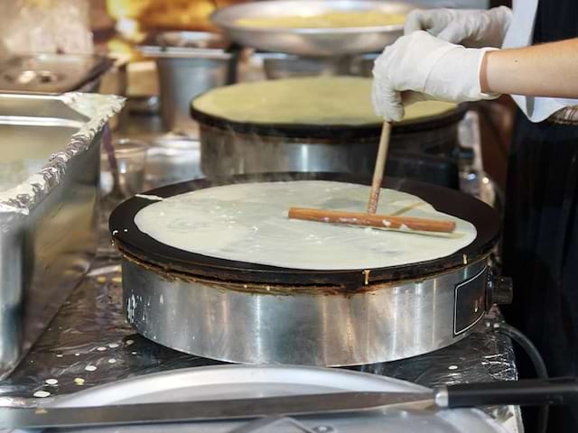 Pause crêpes lors d'une colonie de vacances itinérantes en Terres Bretonnes