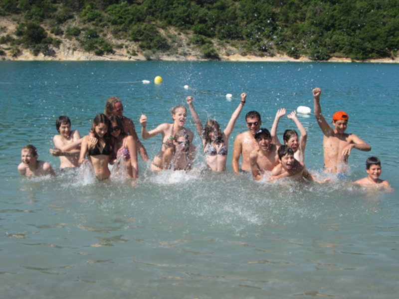 Vue sur des ados qui se baignent lors de leur colo estivale En Terres Bretonnes