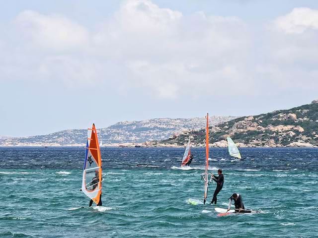 Un groupe d'adolescent fait de la planche à voile en Bretagne en été