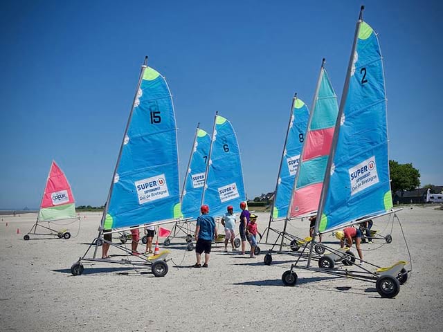 Un groupe d'ado en colonie de vacances fait du char à voile en Bretagne en été