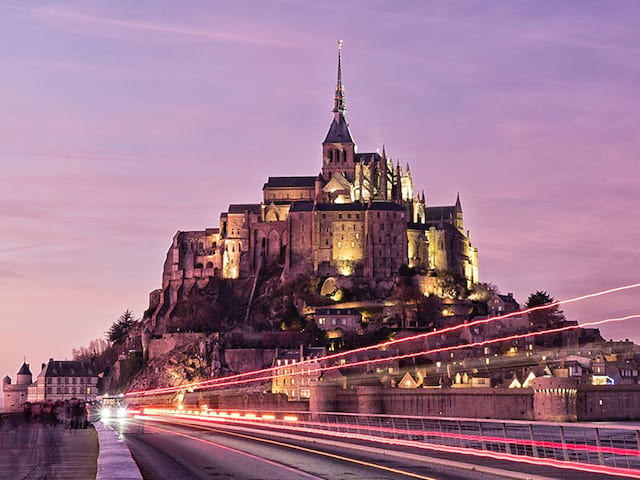 Vue sur le Mont-Saint-Michel durant un couché de soleil en été