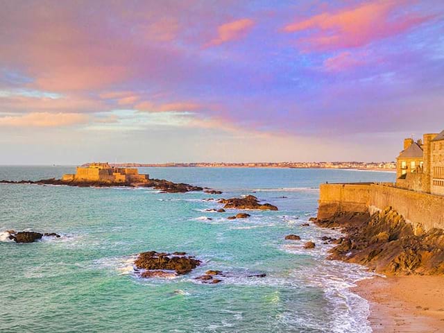 Plage de Bretagne durant un couché de soleil en été