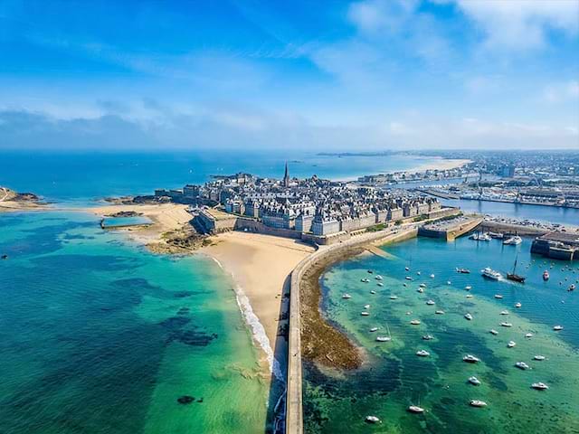 Vue sur Saint-Malo en Bretagne, en été