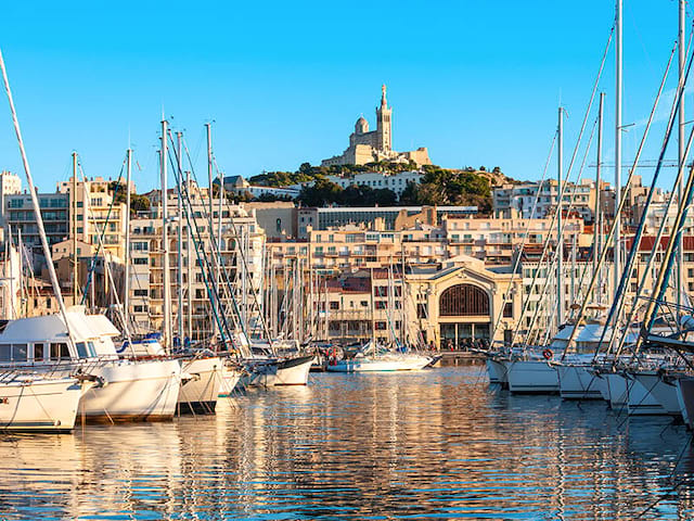 Vue sur le port de Marseille avec la Basilique Notre-Dame-De-La-Garde en arrière plan