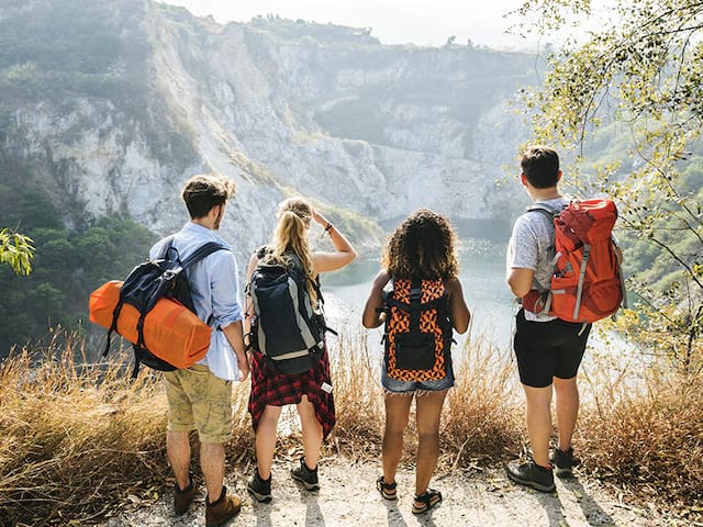 Groupe d'adolescent en colonie de vacances faisant de la randonné dans les Gorges du Verdon