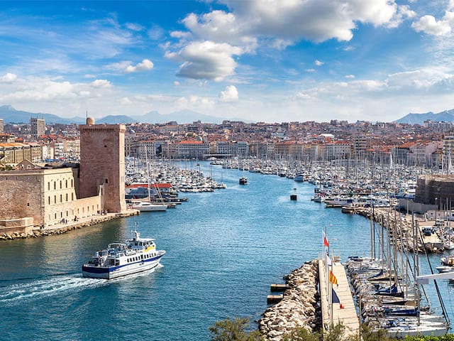 Vue sur le port de Marseille en été