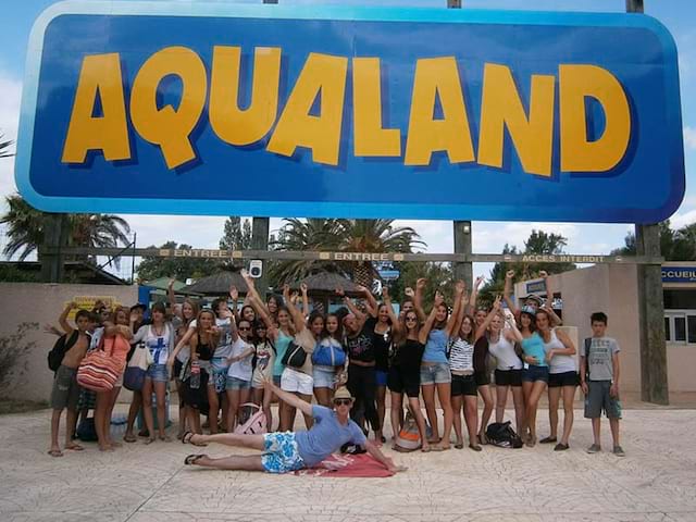 Groupe d'adolescent devant le parc aquatique Aqualand 