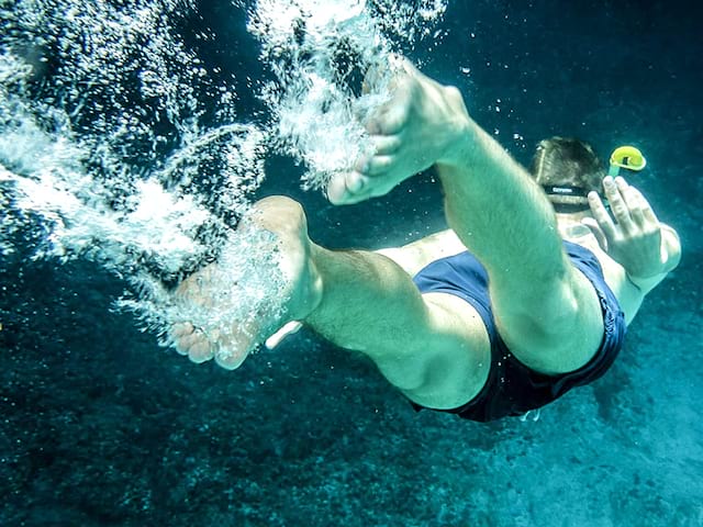 Un adolescent faisant du snorkeling dans les calanques de Marseille