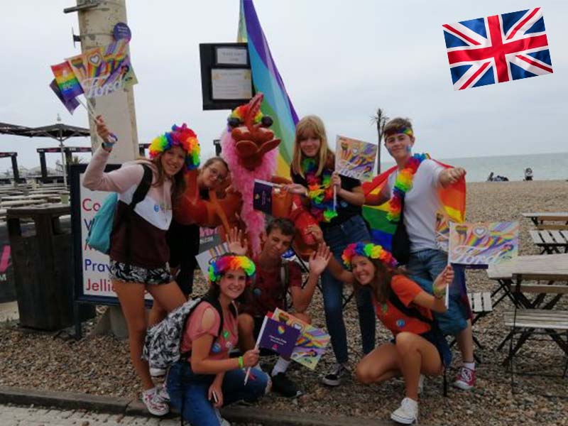 Groupe d'adolescent en colonie de vacances linguistique à Brighton en Angleterre