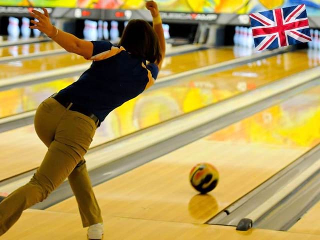 Une adolescente durant une activité Bowling lors de sa colonie de son séjour linguistique en Angleterre