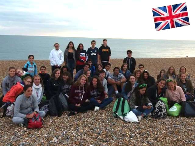 Un groupe d'adolescent en séjour linguistique devant la plage de Brighton 