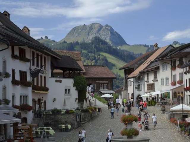 Visite de la ville de Gruyère en Suisse pendant le stage linguistique d'anglais en été