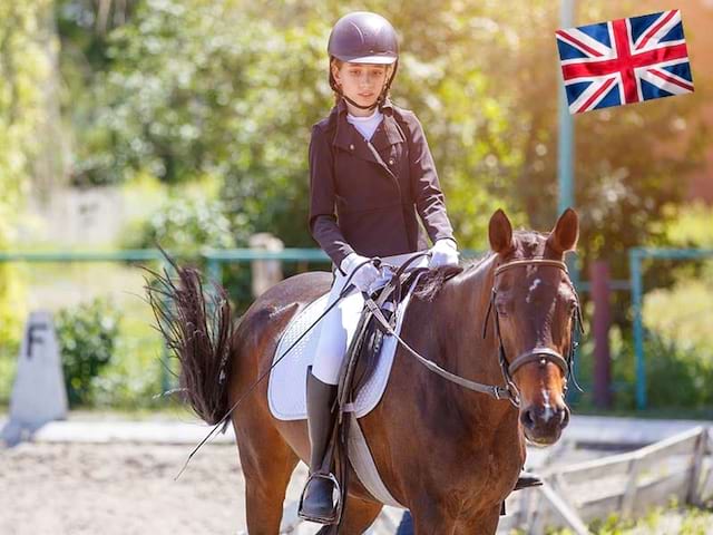 Un enfant fait de l'équitation durant son stage linguistique en Suisse