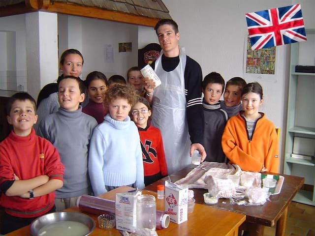 Les enfants en stage linguistique d'anglais en activité cuisine