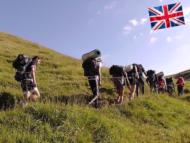 Des adolescents font une randonnée durant leur stage linguistique d'anglais en Suisse