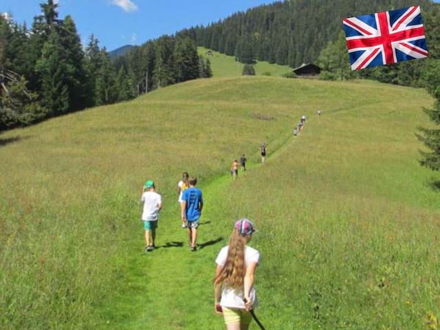 Randonné dans les champs en Suisse pendant un stage linguistique d'été