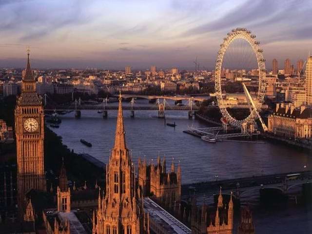 Vue de Londres en Angleterre durant un couché de soleil