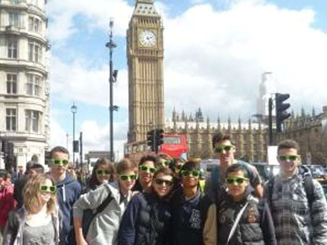 Un groupe d'adolescent en colonie de vacances linguistique devant le Big Ben en Angleterre en été