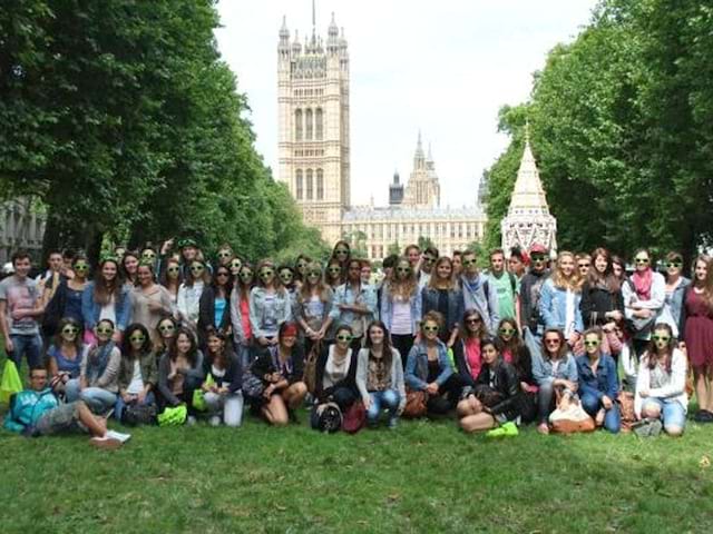 Un groupe d'adolescent en colonie de vacances linguistique dans un parc devant le Parlement de Londres en Angleterre 