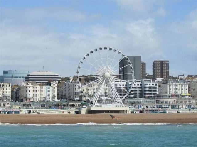 Jetée de Brighton et sa grande roue en Angleterre en été