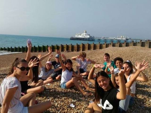 Adolescent en séjour linguistique à Brighton sur la plage