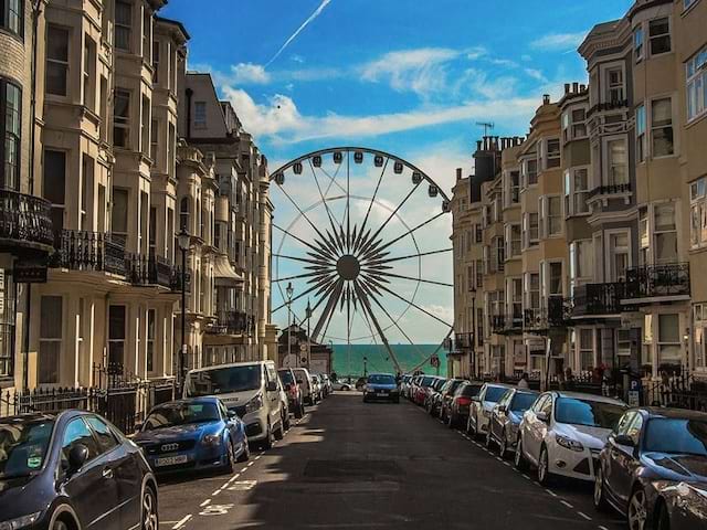 Vue sur la grande roue de Brighton depuis les rue de la ville en Angleterre