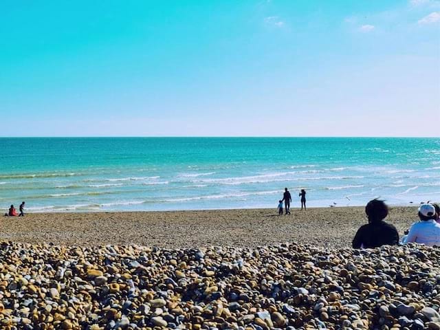 La plage de Brighton en Angleterre en été