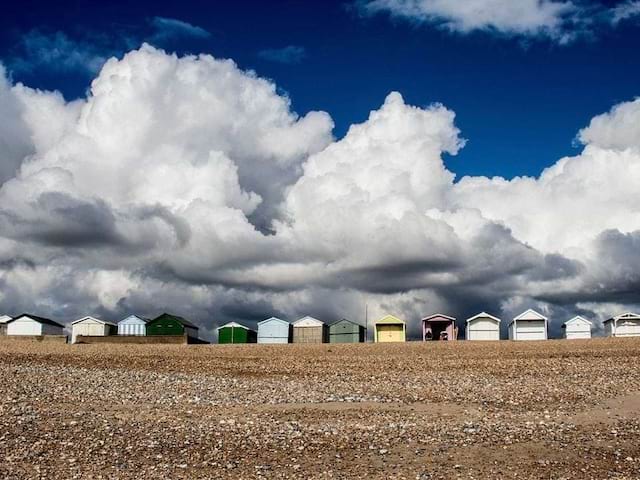 Les cabines de la plage de Brighton en Angleterre en été