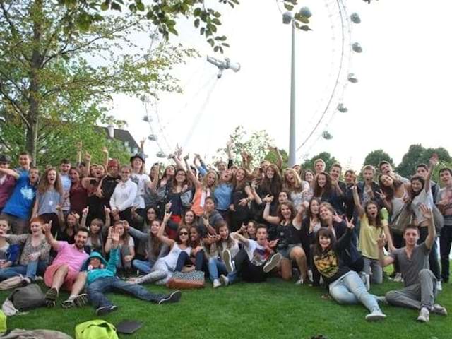 Un groupe d'adolescent en colonie de vacances linguistique devant le London Eye en Angleterre