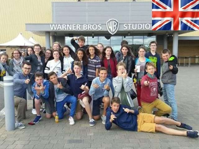 Un groupe d'adolescent en colonie de vacances linguistique devant le making of d'Harry Potter aux studios Warner Bros de Londres en Angleterre