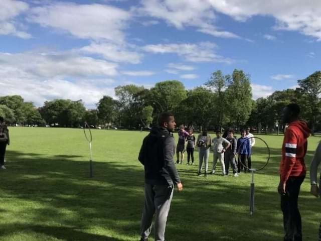 Adolescents en séjour linguistique en Angleterre font un matche de Quidditch