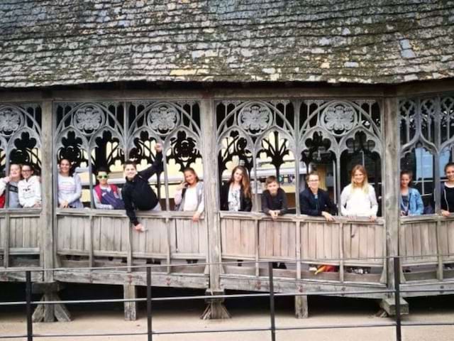 Adolescent sur le fameux pont de Poudlard en séjour linguistique à Londres