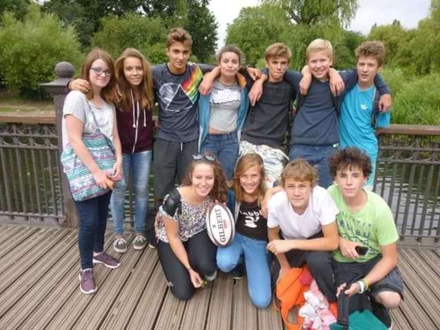 Groupe d'adolescent en colonie de vacances à Hyde Park en Angleterre