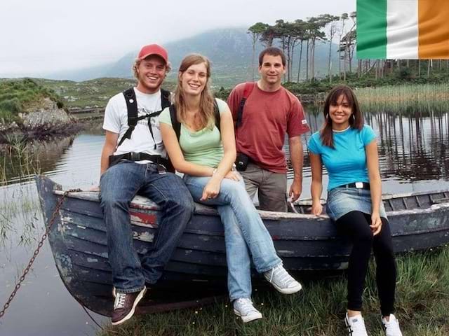 Un groupe d'adolescent en colonie de vacances devant les lacs du Connemara en Irlande