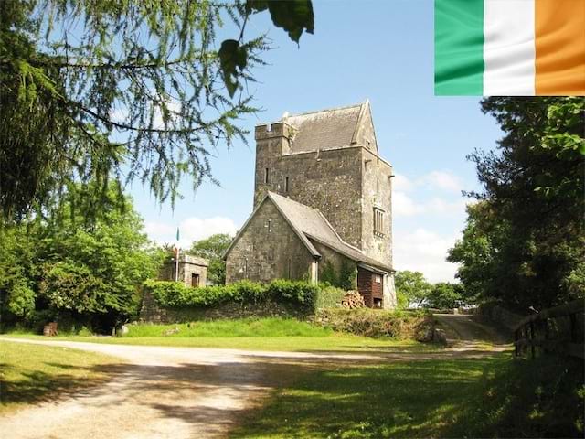 Château de Craggaunowen en Irlande en été