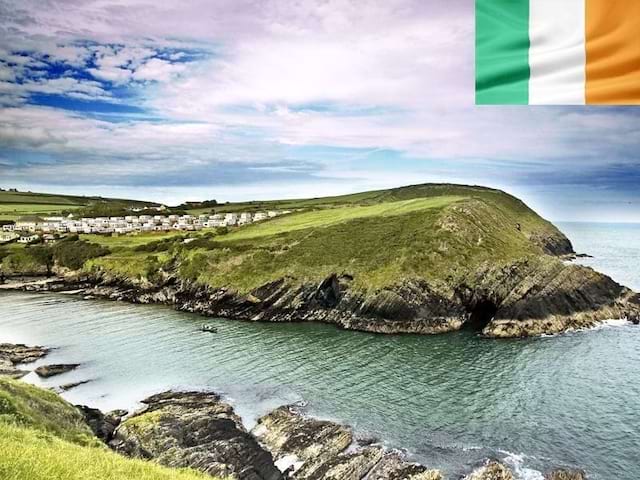 Un village sur les falaises d'Irlande en été