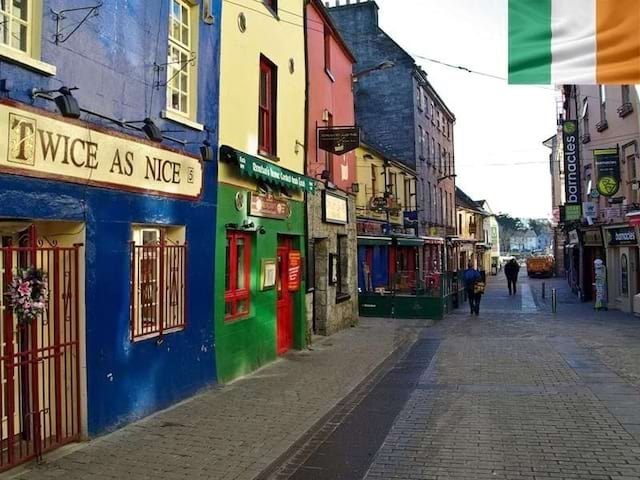 Rue de Galway en Irlande en été