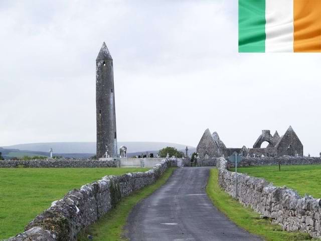 Les ruines du monastère de Kilmacduagh en Irlande