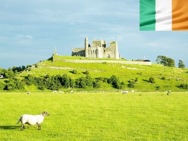 Un château au milieu des champs en Irlande